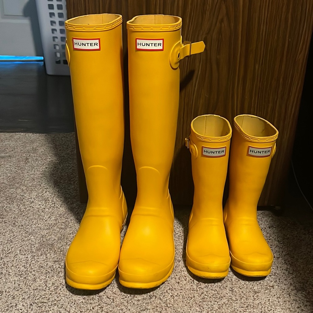 Both pair were worn less than 5 times
 Adult:size8
Child:size13